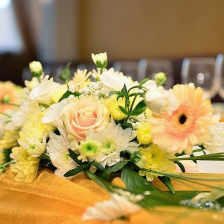 Декоративни цветя и гирлянди