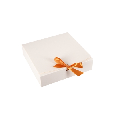 Кутия с панделка /квадрат/