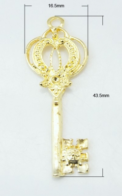 Висулка метална ключ 43.5x16.5x3 мм дупка 2.5 мм цвят злато -5 броя