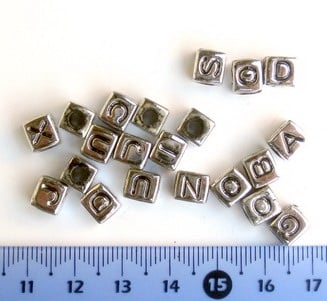 Мънисто метализе куб с букви 6.5x6.5 мм дупка 3.5 мм -50 грама ±280 броя