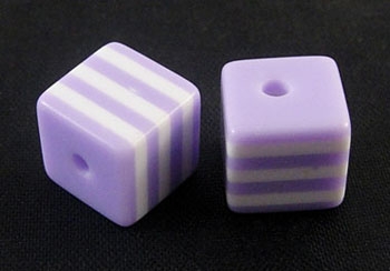 Кубче 8x8 мм дупка 1.5 мм лилаво с бели линии -50 броя