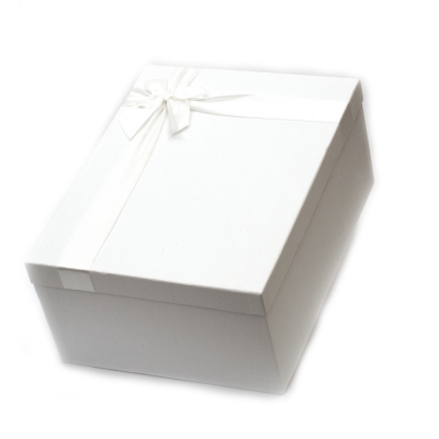 Кутия за подарък с панделка 25x17.5x10.5 см цвят бял