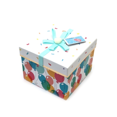 Подаръчна кутия 15x15x11.5 см с декорация и надпис Happy Birthday