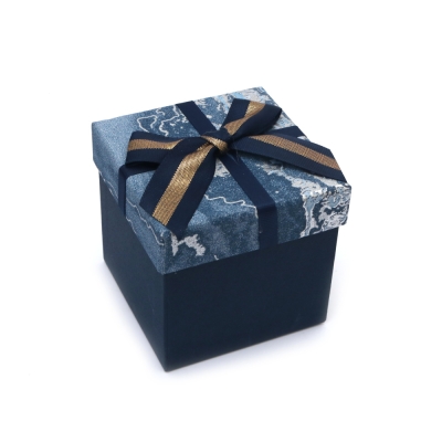 Подаръчна кутия 10x10x9.5 см цвят син с капак имитация на мрамор