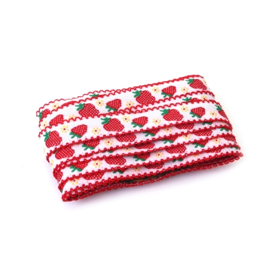 Ширит 13 мм бял, с червени ягоди със зелени дръжки, жълти цветя и червен кант -5 метра