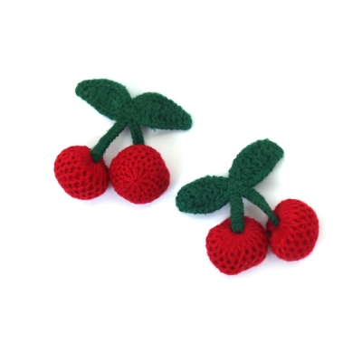 Декоративни черешки от прежда 55x50x24 мм ръчна изработка цвят червен и зелен -2 броя