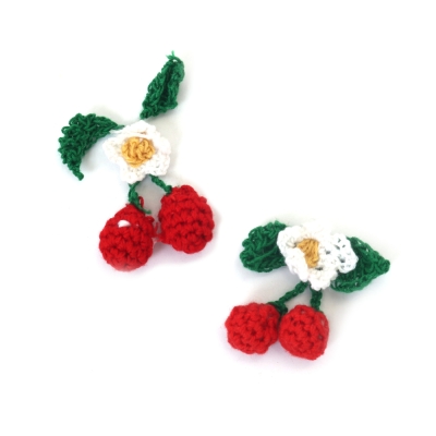 Плетени черешки с цветче 50x30x12 мм ръчна изработка цвят червен зелен и бял -2 броя
