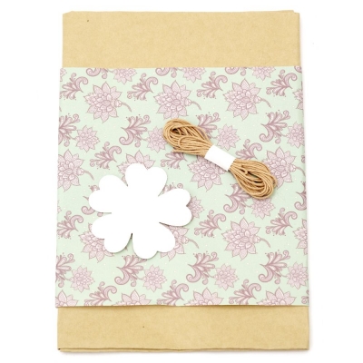 Комплект за опаковане на подарък -крафт хартия 50x70 см, дизайнерска хартия с цветя лилави 50x18 см, шнур памук 3 метра, таг детелина -бял