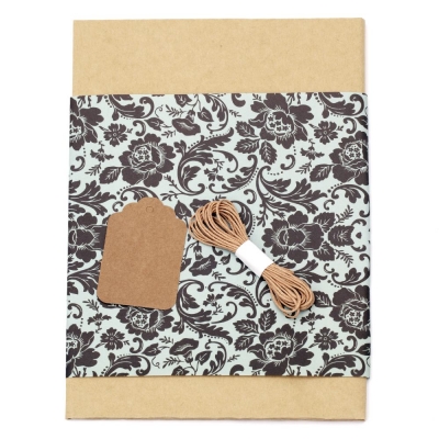 Комплект за опаковане на подарък -крафт хартия 50x70 см, дизайнерска хартия с цветя черни 50x18 см, шнур памук 3 метра, таг правоъгълен 1 брой