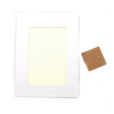 Рамка от картон външен размер 12.9x16.7 см с изолиращо фолио и двойно залепващо тиксо цвят бял