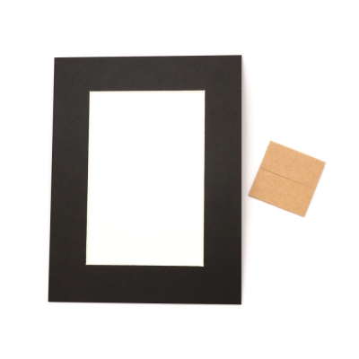 Рамка от картон външен размер 12.9x16.7 см с изолиращо фолио и двойно залепващо тиксо цвят черен