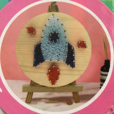 Творчески комплект STRING ART с конци,пирони и статив 11x11 см -ракета DHAA28298