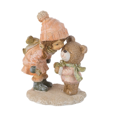 Момиче и мече