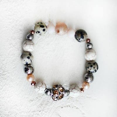 Гривна Sand Storm - Хематит, Хаулит, Далматинов яспис и перли 