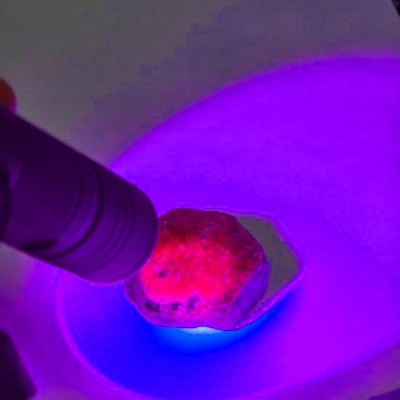 UV- (Ултравиолетово) Фенерче за Откриване на Флуоресцентни Минерали