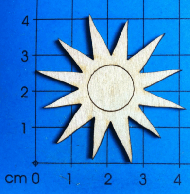 Деко фигурка греещо слънце, дърво, 40 mm