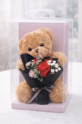 Плюшено мече с букет розички в кутия