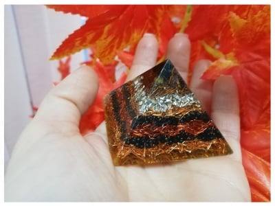 Оргонитна пирамида: тамян, черен турмалин, пирит, галенит - голяма