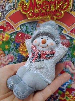 Коледна играчка снежно човече с шапка - стъкло 