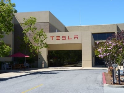 Tesla Motors предвижда да пусне на пазара батерии, които да захранват цели домакинства