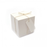 Кутия от картон сгъваема квадрат 7x7x7 см цвят бял с връзка и таг