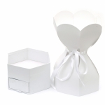 Кутия за подарък шестоъгълна 40x20.5 см с чекмедже и лента сатен бяла
