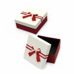 Кутия за подарък квадратна 16.5x7.5 см червена с бял капак и сатенена панделка