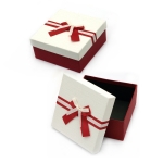 Кутия за подарък квадратна 18x9 см червена с бял капак и сатенена панделка