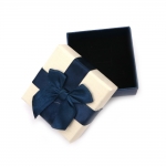 Кутия за бижута 7x7 см бяла с тъмно синя панделка