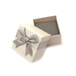 Кутия за бижута 7x7x4.5 см бяла със сива панделка