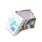 Подаръчна кутия 15x15x11.5 см с декорация и надпис Happy Birthday