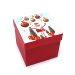 Коледна подаръчна кутия 13x13x12.8 см цвят червен с дядо Коледа и елхи