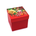 Коледна подаръчна кутия 13x13x12.8 см цвят червен с коледно чорапче