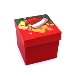 Коледна подаръчна кутия 13x13x12.8 см цвят червен с коледна шапка
