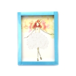 Комплект за направа на картина от квилинг рокля 30x22.5x2.5 см -картонена рамка ,шаблон с мека подложка, шило, квилинг инструмент, карфици цветни 40 броя, пинцета,лепило и квилинг ленти 5x520 мм 160 броя 15 цвята