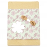 Комплект за опаковане на подарък -крафт хартия 50x70 см, дизайнерска хартия с цветя лилави 50x18 см, шнур памук 3 метра, таг детелина -бял