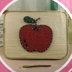 Творчески комплект STRING ART с дървена основа, конци,пирони и чук 15x20 см -ябълка DHBC28021