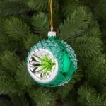 Стъклена зелена топка със сребърна декорация