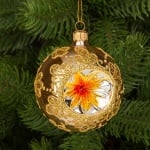Коледна топка със златна декорация