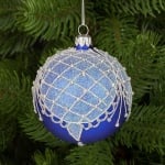 Коледна синя топка със сребърна декорация