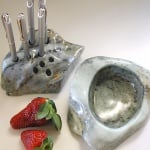 Сапунен камък за изработка на амулет във формата на сърце с отвор, зеленокафяв