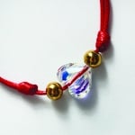 Гривна против уроки с червен конец и сърце Swarovski