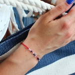 Гривна против уроки с червен конец и сини мъниста