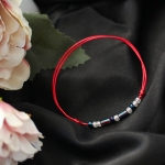 Гривна против уроки с червен конец и сини мъниста