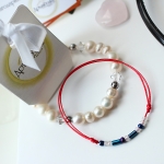 Гривна против уроки с червен конец и сини мъниста