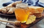 Домашен сироп с лук, мед и джинджифил за облекчаване на болки в гърлото